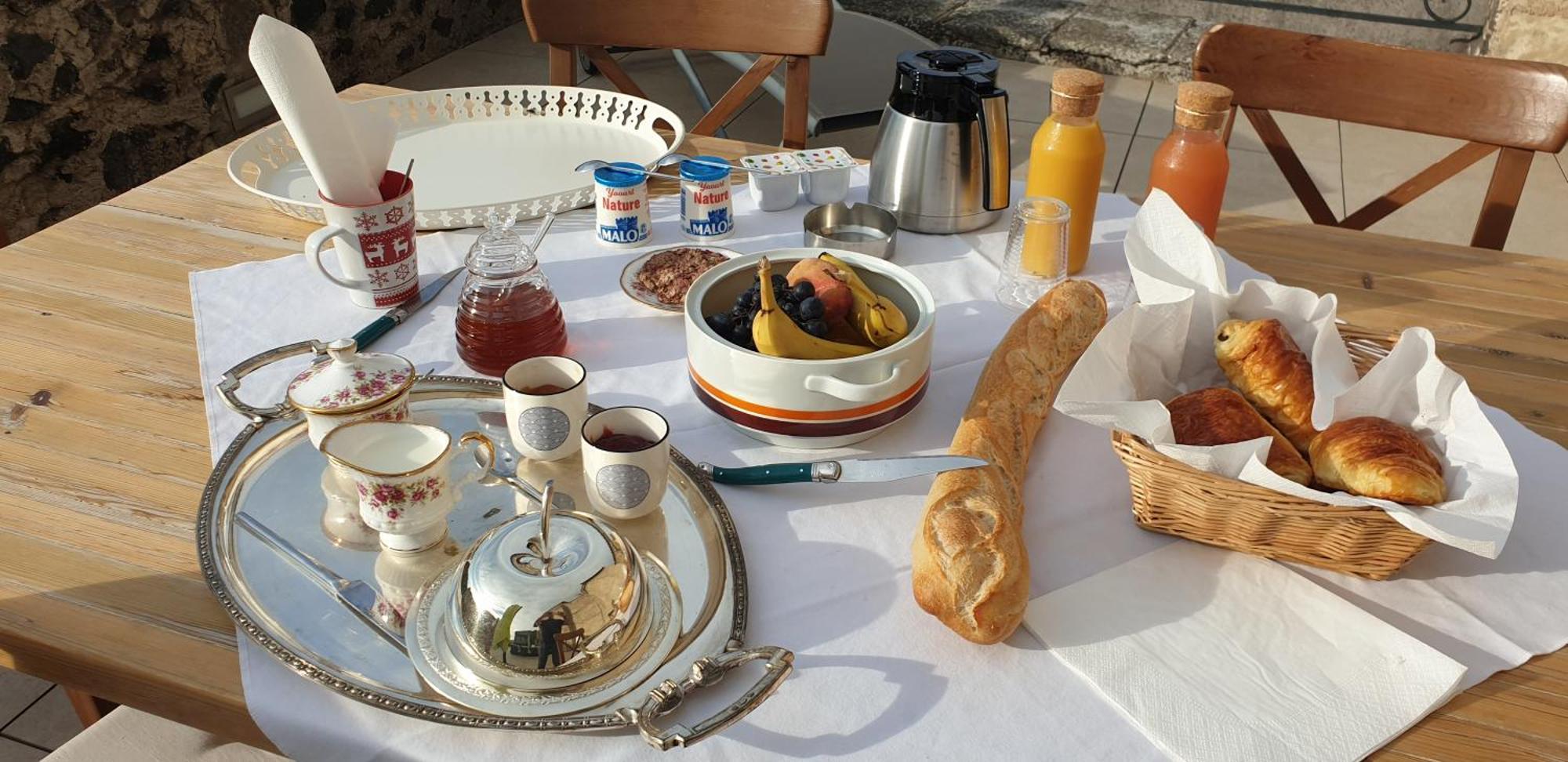 La Tour Noble Bed & Breakfast Saint-Saturnin  Екстериор снимка